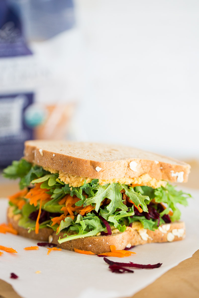 Sandwich de verduras con hummus con chipotle. Raw vegetable sandwich with chipotle -hummus.