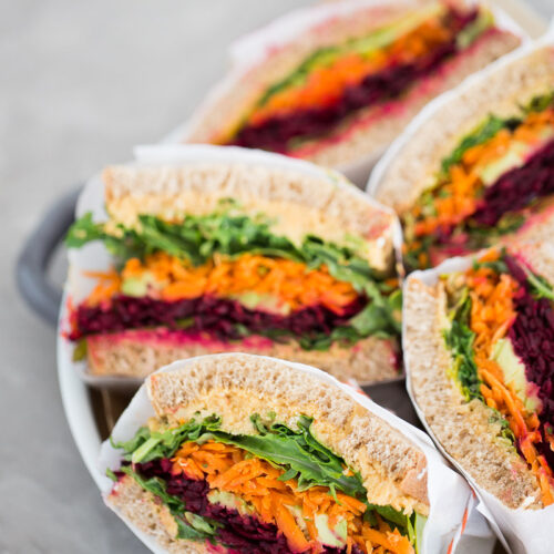 Sandwich de verduras con hummus con chipotle. Raw vegetable sandwich with chipotle -hummus.