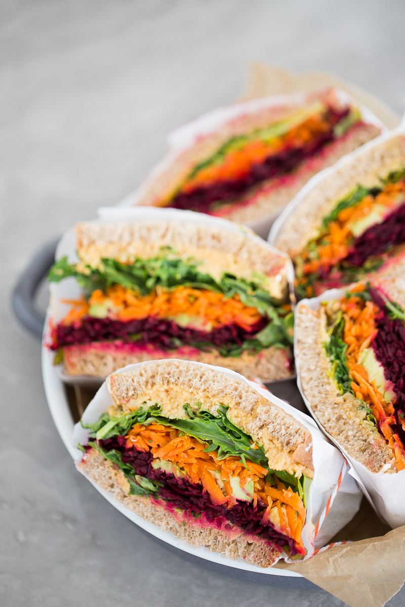 Sandwich de verduras con chipotle-hummus