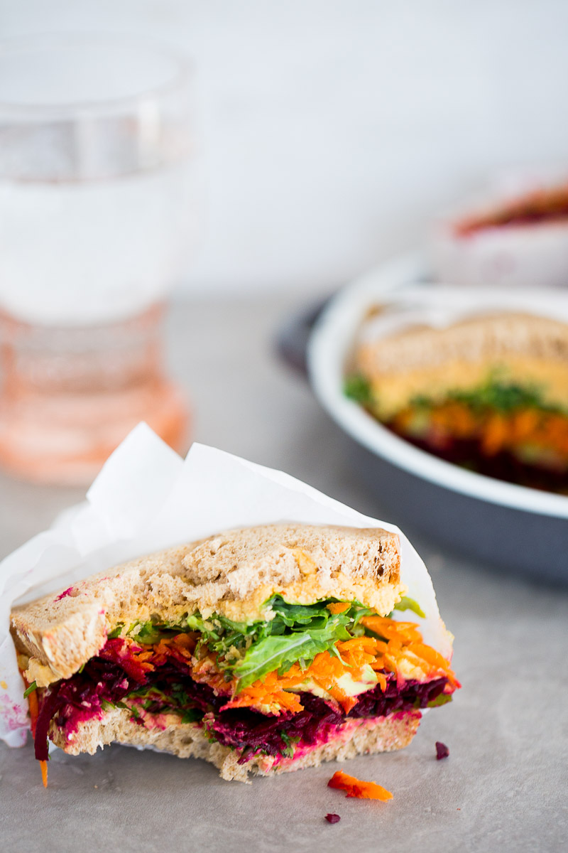 Sandwich de verduras con hummus con chipotle. Raw vegetable sandwich with chipotle -hummus.