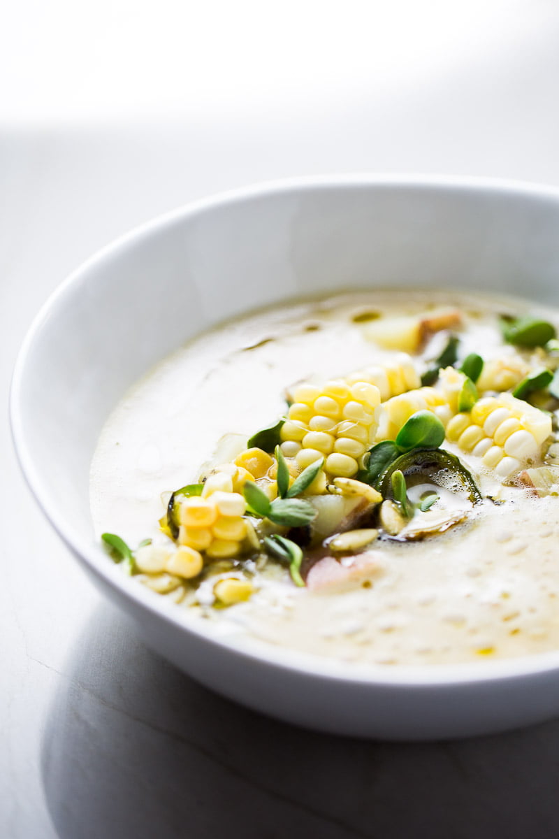 Receta saludable de sopa de elote con chile poblano o corn chowder con poblano.