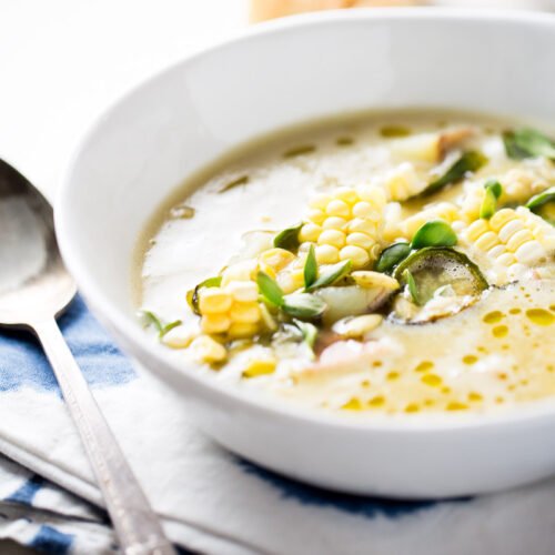Receta saludable de sopa de elote con chile poblano o corn chowder con poblano.