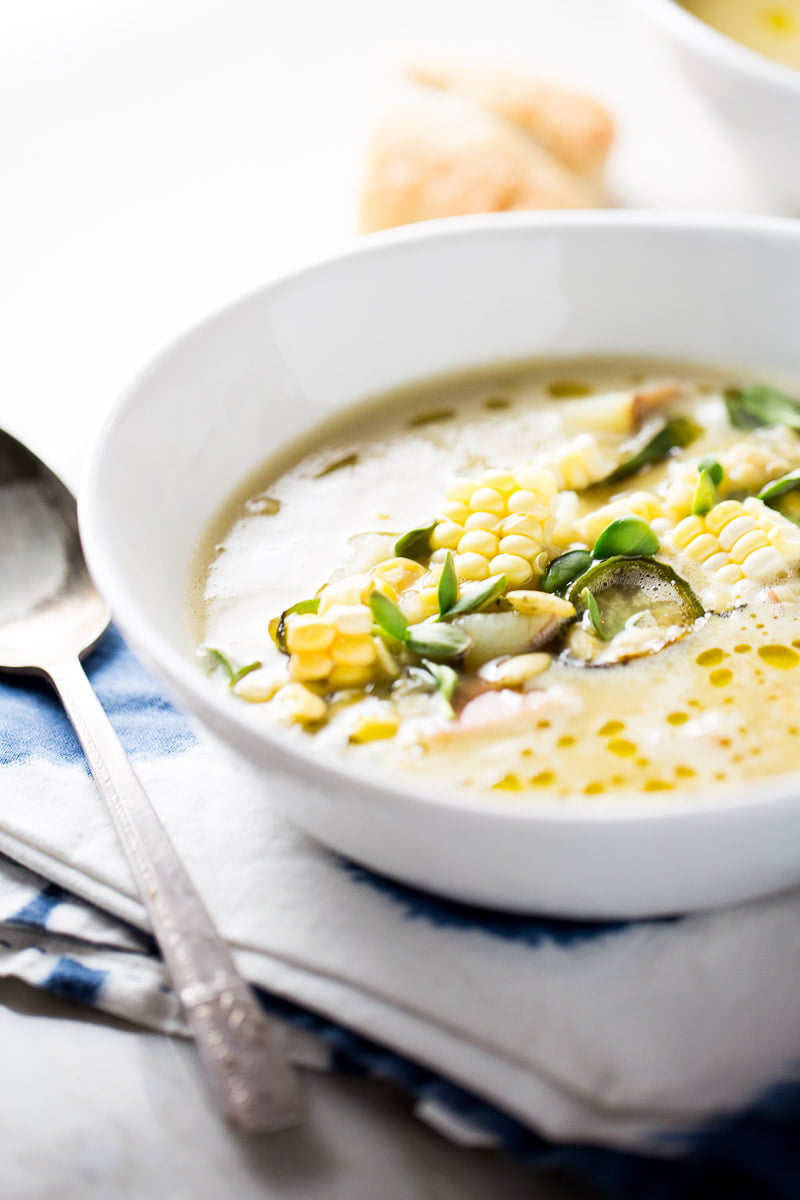 Receta saludable de sopa de elote con chile poblano o corn chowder con poblano.