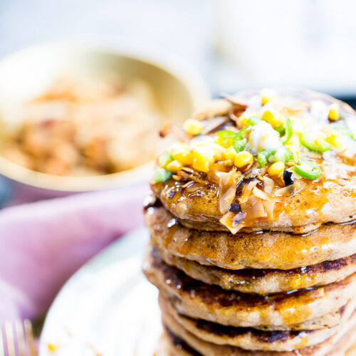 Recipe for vegan corn pancakes with spicy coconut "bacon"