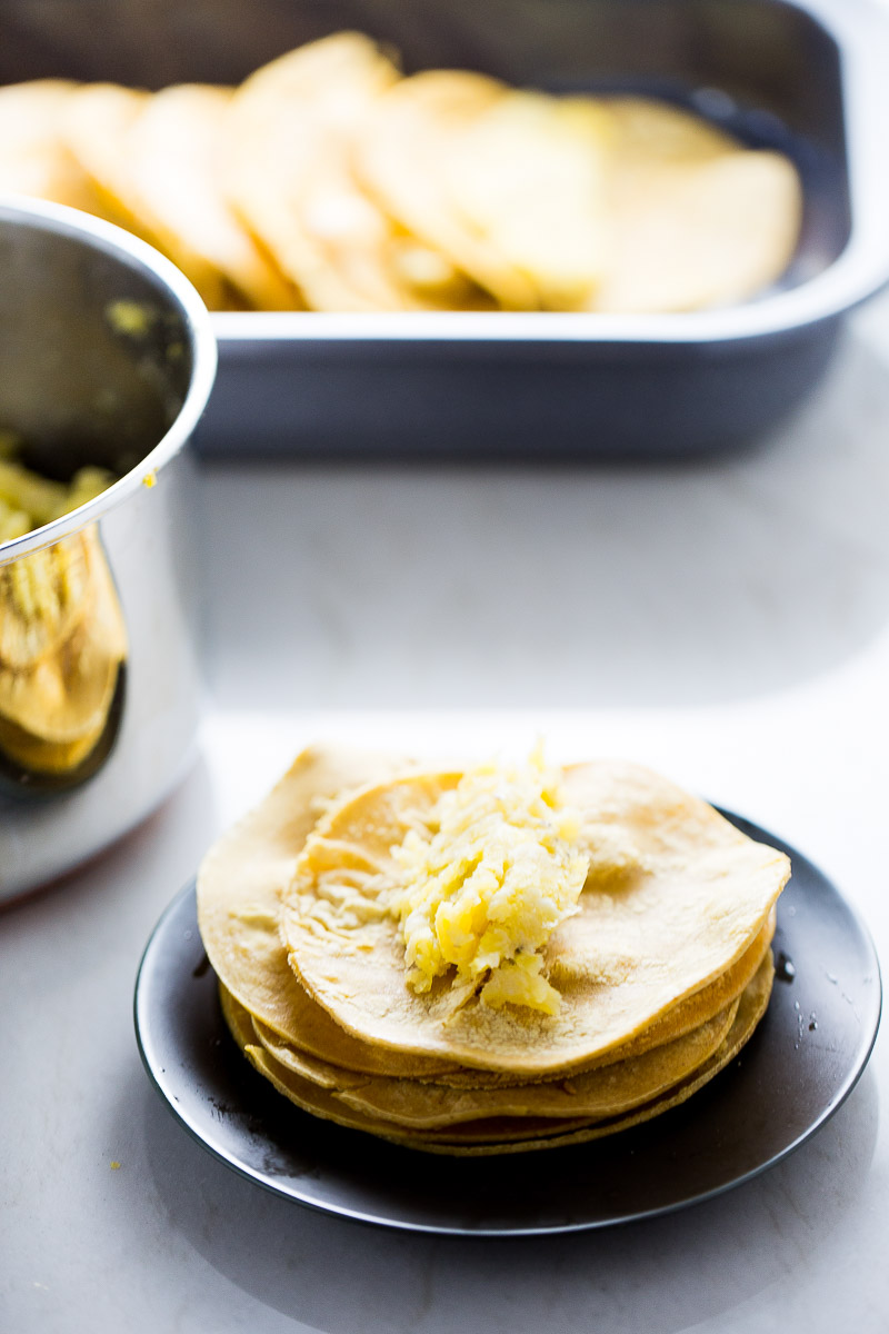 tortillas con puré de plátano macho sobre un plato negro