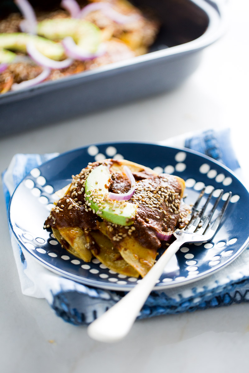 Enmoladas de platano macho, tortilla de maiz rellena de plátano macho y cubierta con mole rojo, receta vegana mexicana.