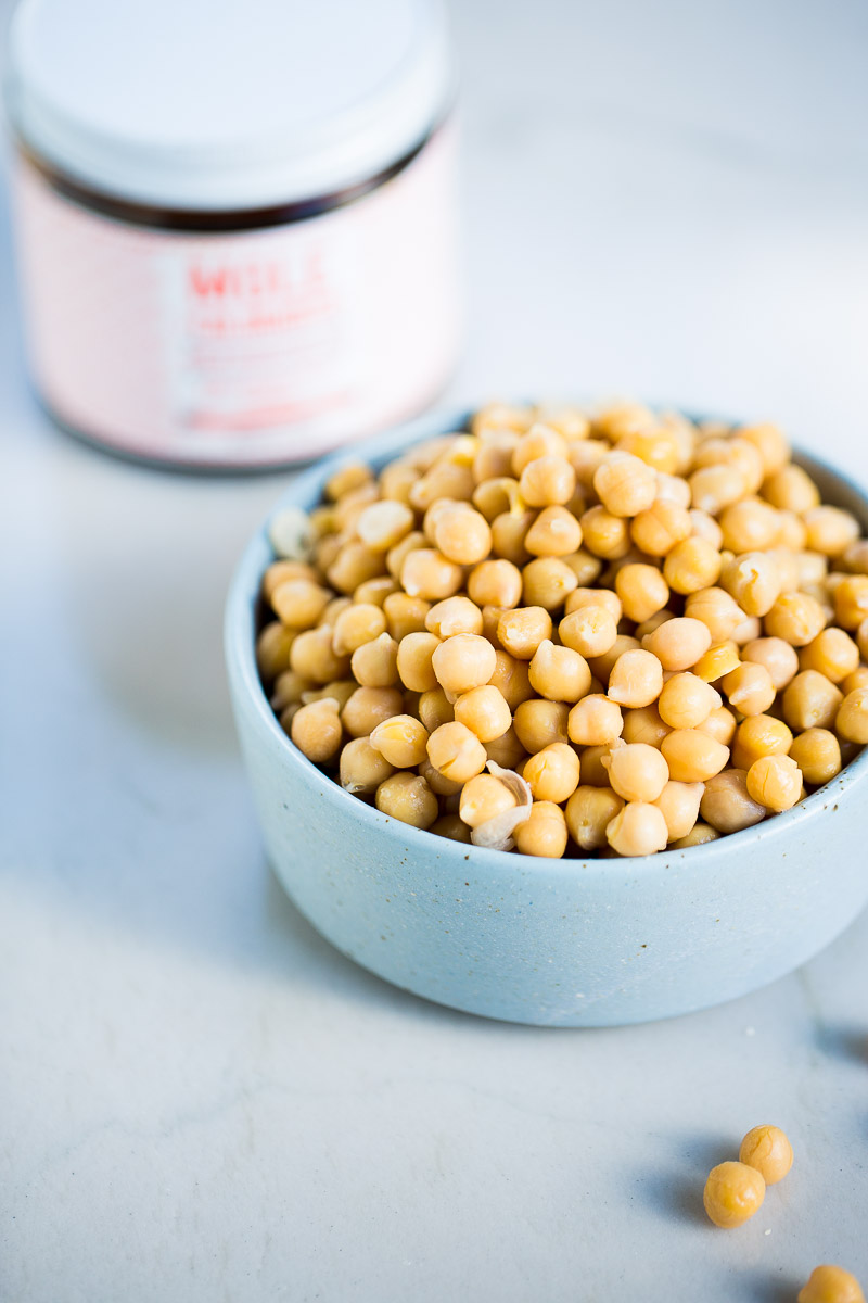 garbanzos ya cocidos en un tazón azul