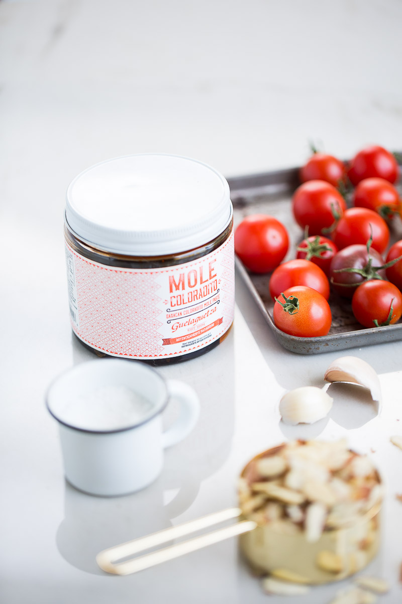 bote de mole, tomates cherry, almendras y ajo