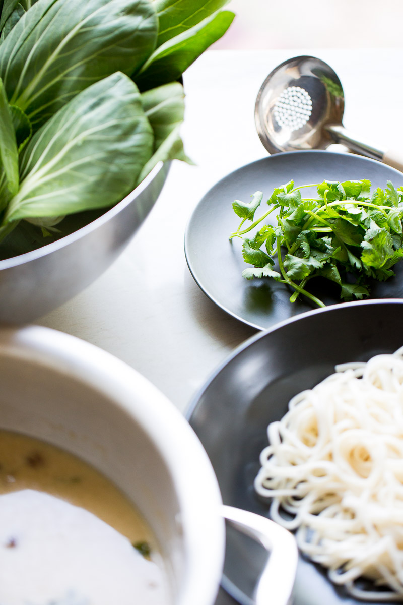 Receta de noodles en caldo de coco. Una receta deliciosa que te va a hacer sentir de maravilla, es una receta de noodles nutritiva y 100% vegana.