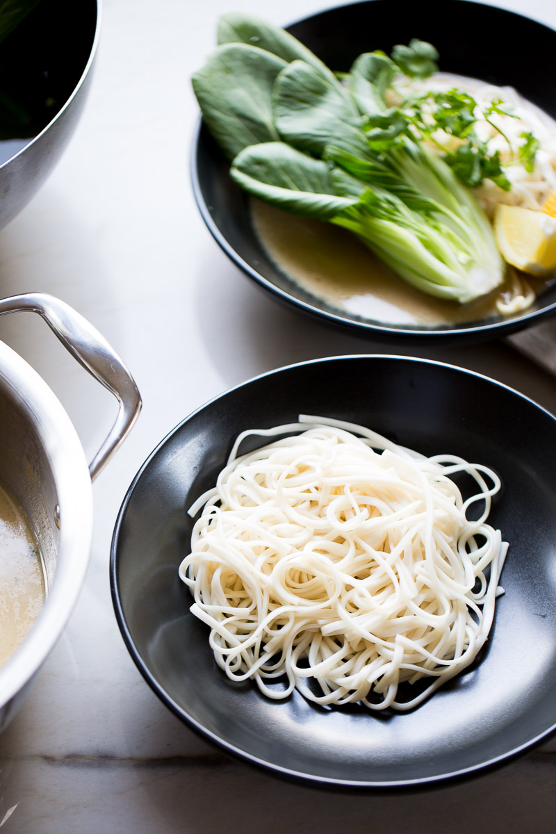 Receta de noodles en caldo de coco. Una receta deliciosa que te va a hacer sentir de maravilla, es una receta de noodles nutritiva y 100% vegana.