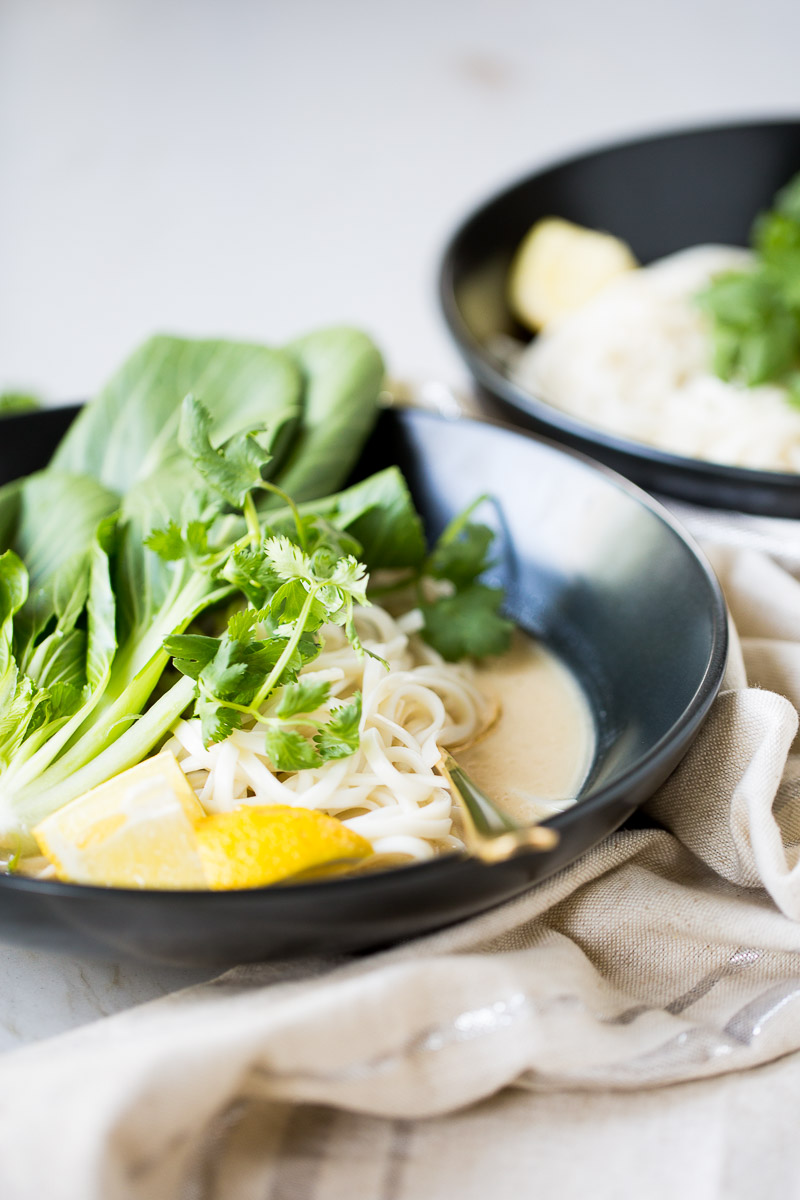 Receta de noodles en caldo de coco. Una receta deliciosa que te va a hacer sentir de maravilla, es una receta de noodles nutritiva y 100% vegana.