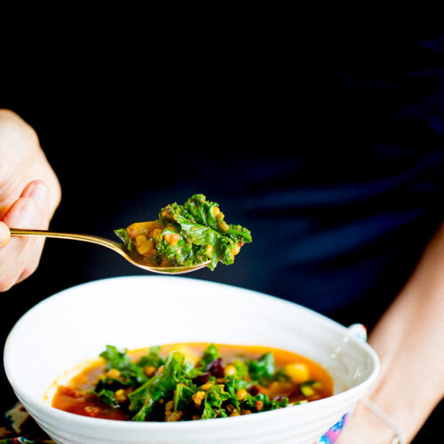 Receta para hacer sopa de lentejas marroquí vegana.