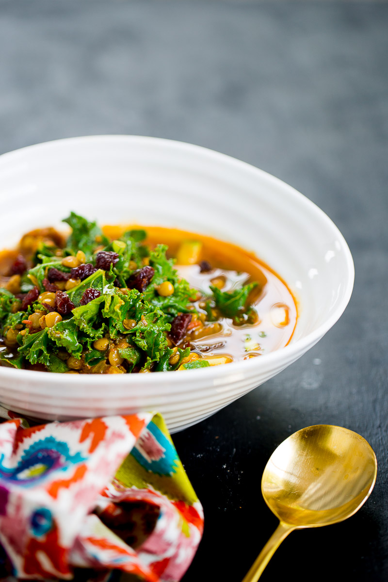 Receta para hacer sopa de lentejas marroquí vegana.