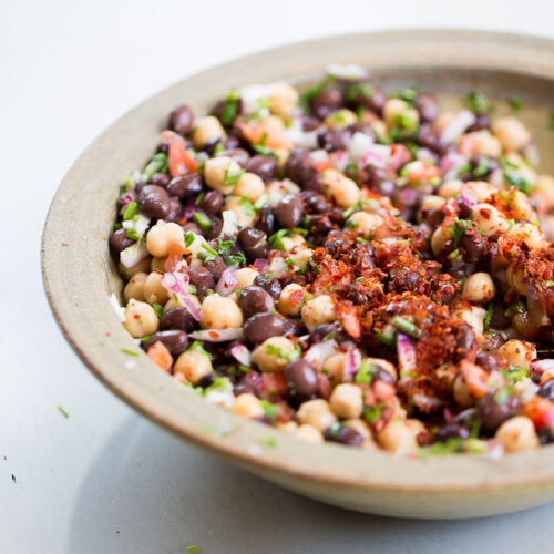 Receta de ensalada vegana, ensalada mediterranea, ensalada de garbanzo y frijol negro.