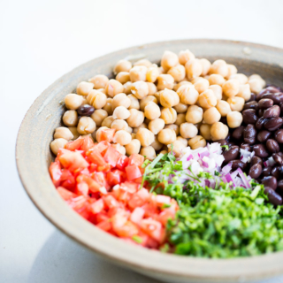 Receta de ensalada vegana, ensalada mediterranea, ensalada de garbanzo y frijol negro.