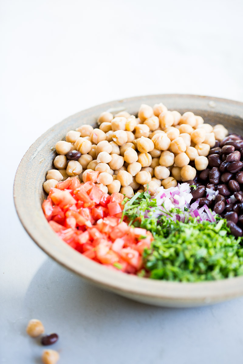 Frijoles, garbanzo, tomate,c ebolla y perejil en una ensaladaera chica cafe.