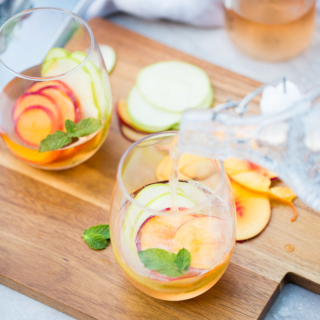 Receta para hacer sangría de verano con vino rosado y fruta de la estación.