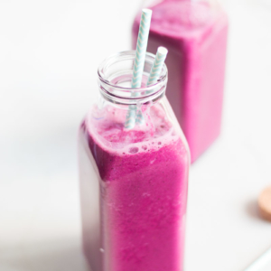 Receta para hacer un smoothie rosa lleno de vitaminas y minerales.