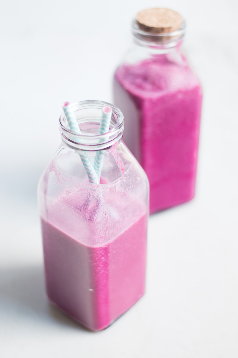 Receta para hacer un smoothie rosa lleno de vitaminas y minerales.