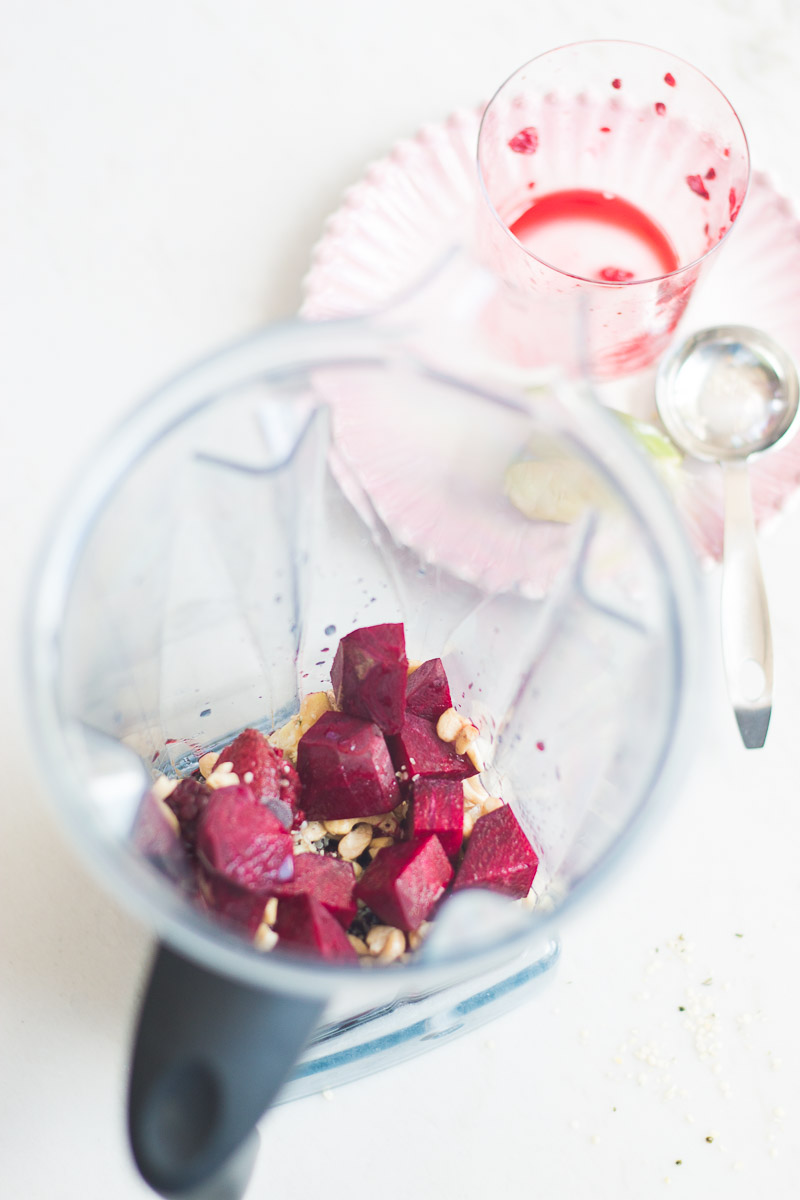 Receta para hacer un smoothie rosa lleno de vitaminas y minerales.