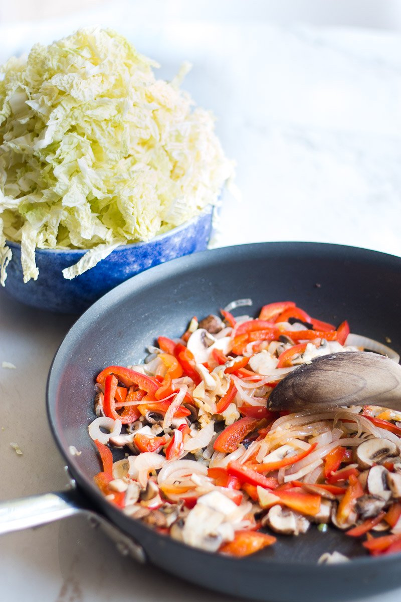 Receta vegana de taquitos chinos de verduras al horno.