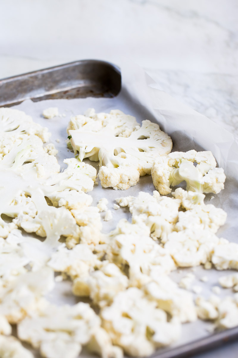 Receta de la coliflor rostizada con salsa de aceituna negra .