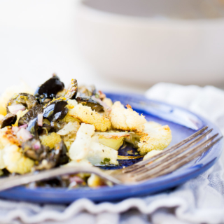 Receta de la coliflor rostizada con salsa de aceituna negra .