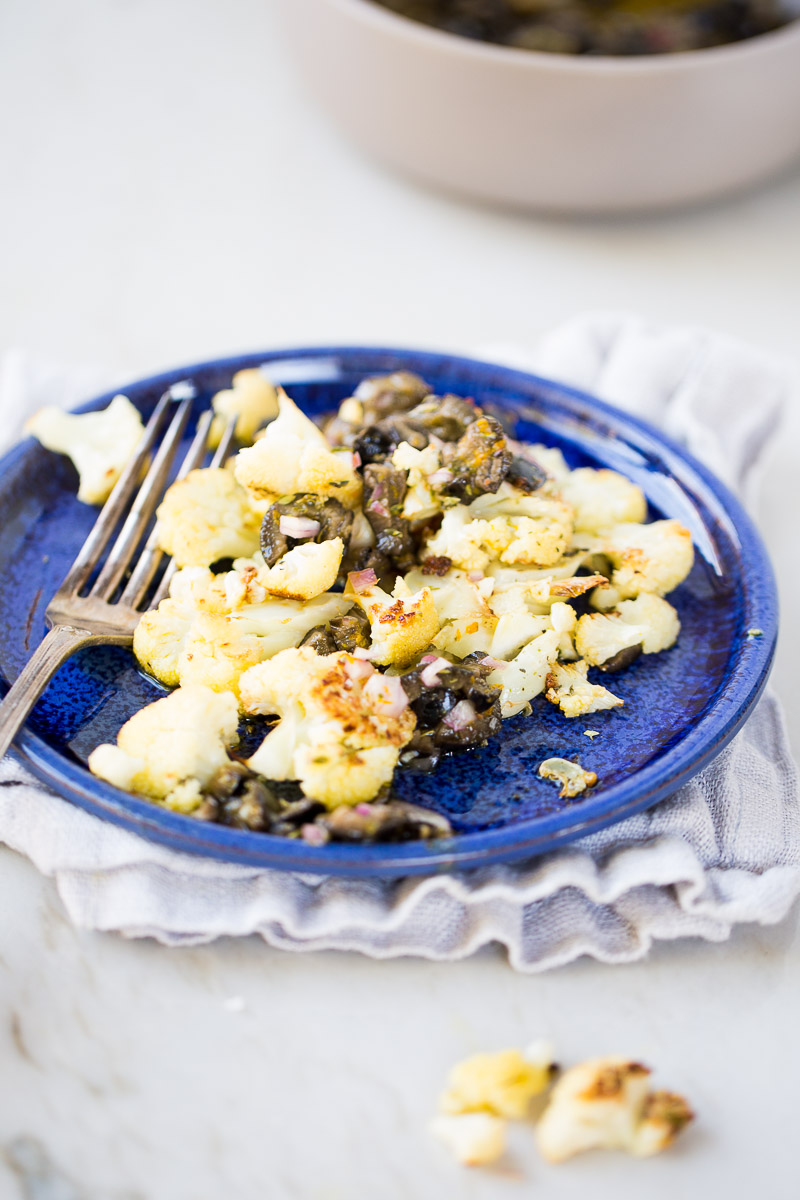 Receta de la coliflor rostizada con salsa de aceituna negra .