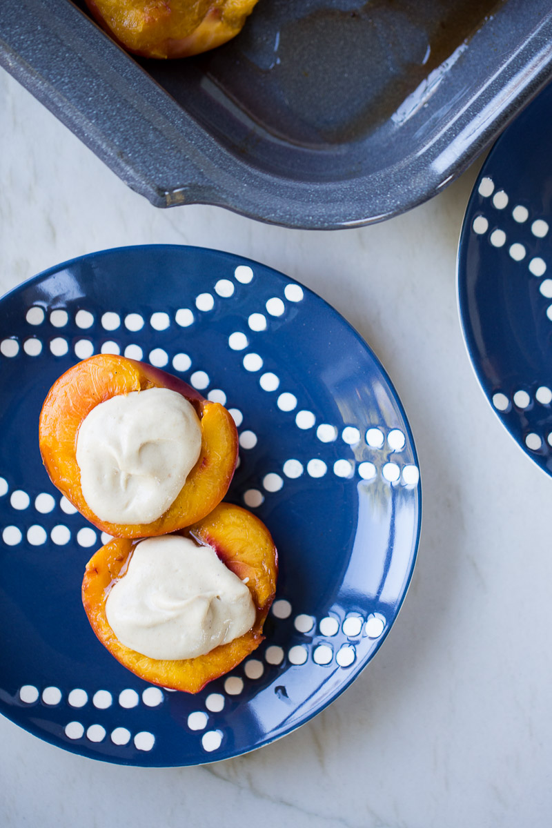 Receta de postre saludable, postre sano, postre fácil y postre vegano.Duraznos al horno con crema dulce.