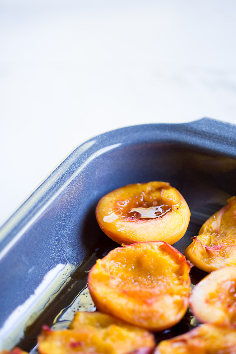 Receta de postre saludable, postre sano, postre fácil y postre vegano.Duraznos al horno con crema dulce.