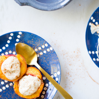 Receta de postre saludable, postre sano, postre fácil y postre vegano.Duraznos al horno con crema dulce.