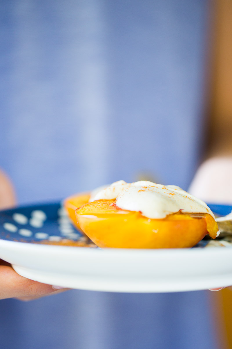 Receta de postre saludable, postre sano, postre fácil y postre vegano.Duraznos al horno con crema dulce.