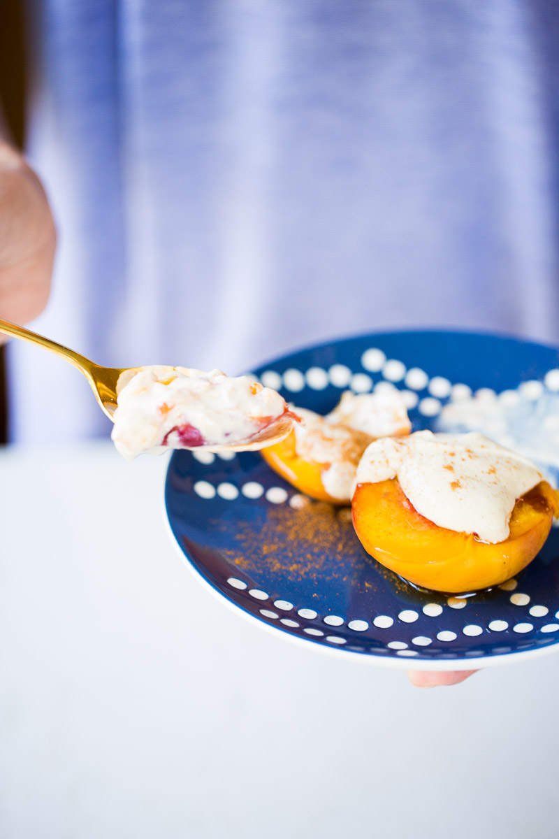 Receta de postre saludable, postre sano, postre fácil y postre vegano.Duraznos al horno con crema dulce.