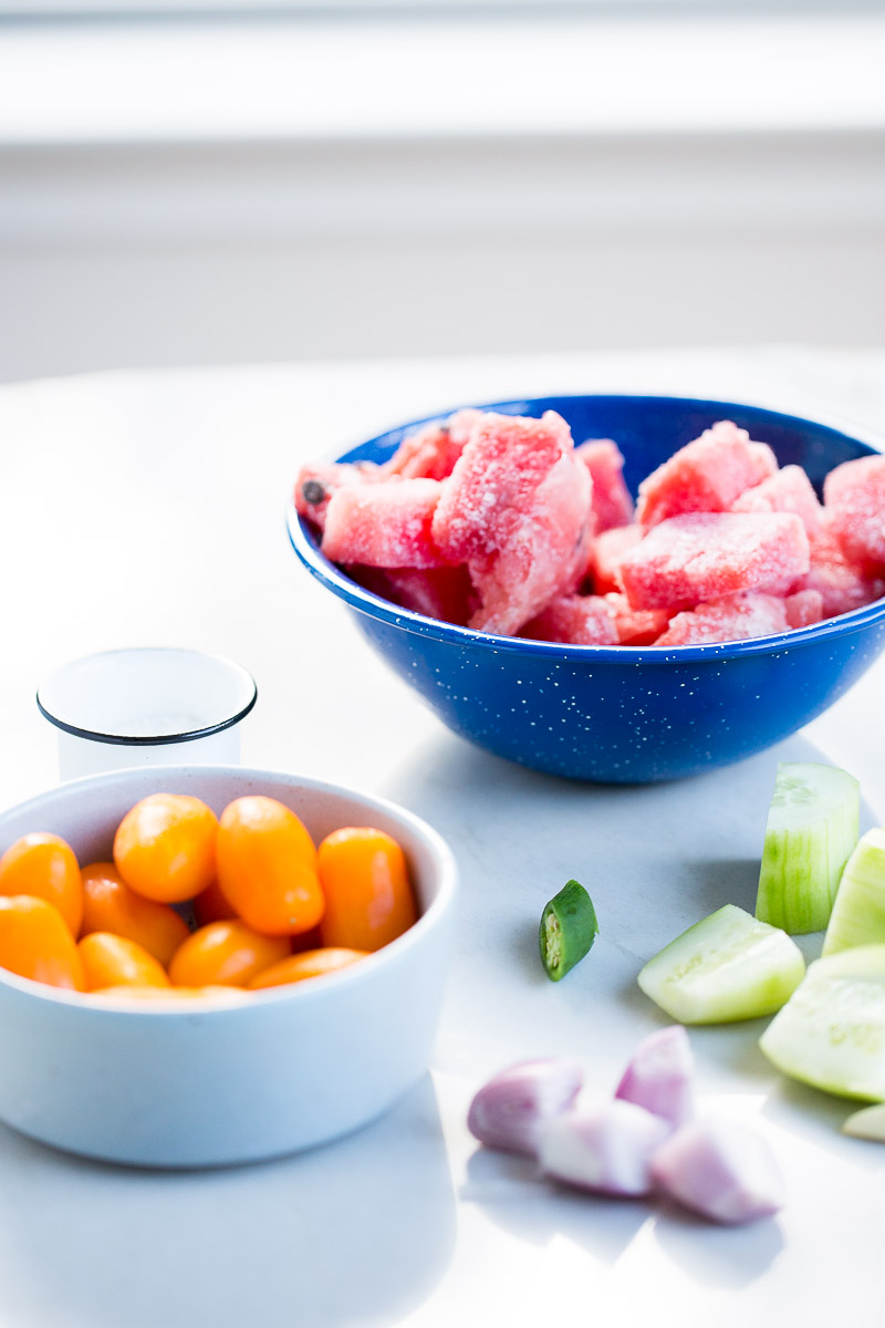 ingredientes para hacer sopa fria de sandía en tazones