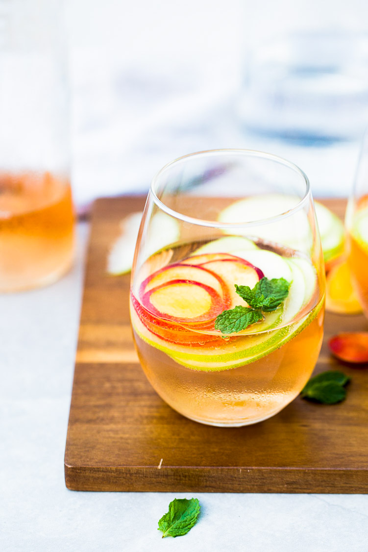 Sangría de verano con manzana, nectarina y menta.