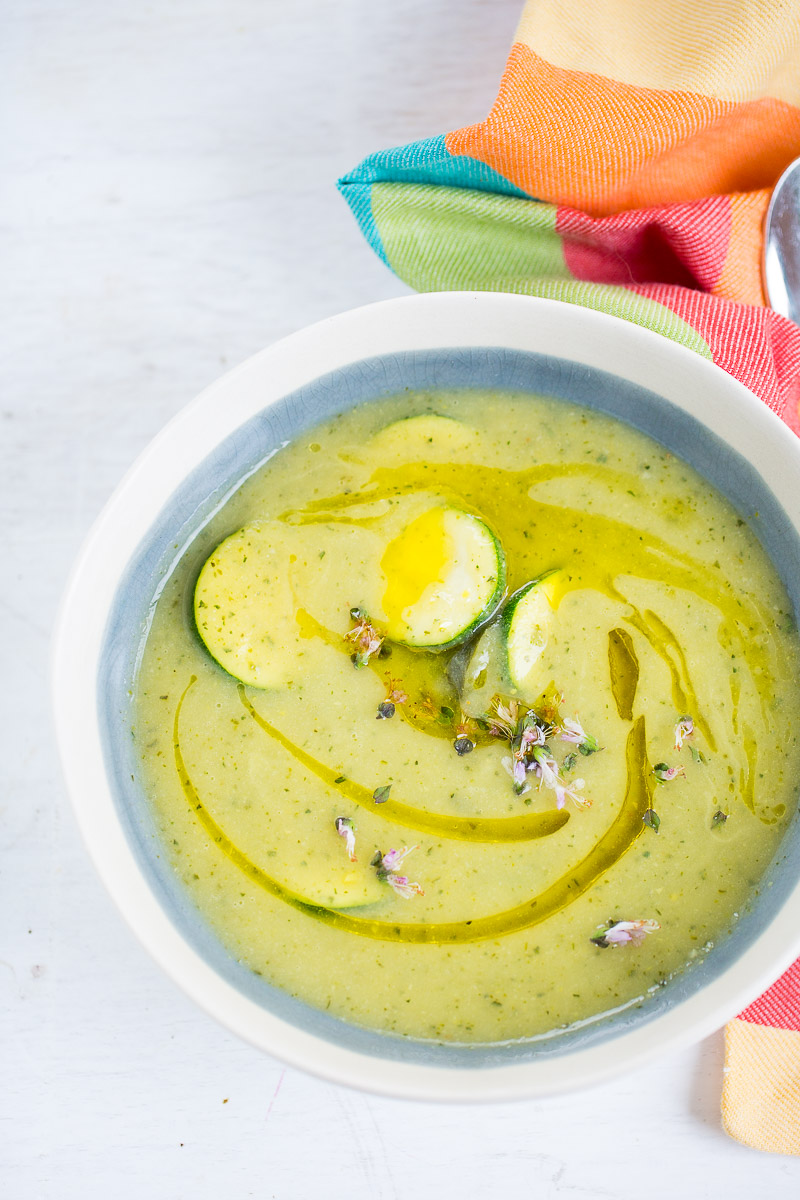 Receta de sopa de calabaza y albahaca, receta vegana, fácil y perfecta para los últimos días de verano.