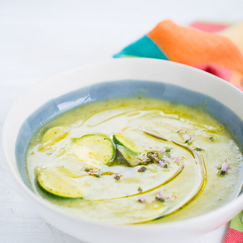 Receta de sopa de calabacita y albahaca, receta vegana, fácil y perfecta para los últimos días de verano.