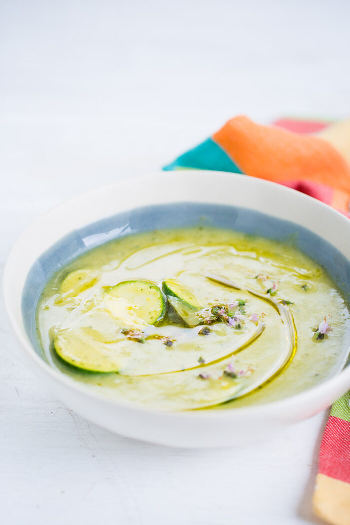 Receta de sopa de calabacita y albahaca, receta vegana, fácil y perfecta para los últimos días de verano.