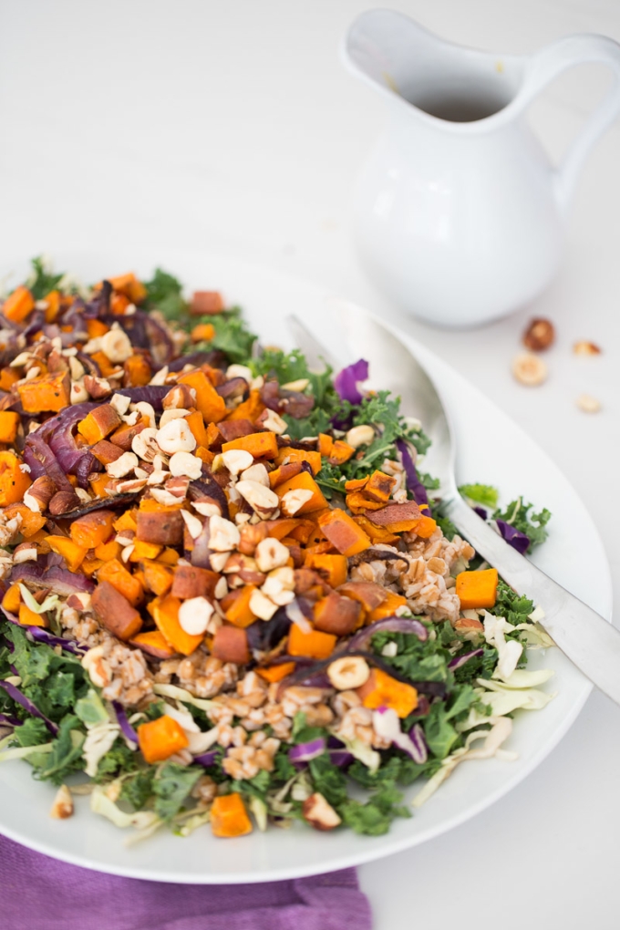 Receta de ensalada de otoño con aderezo honey-mustard vegano.