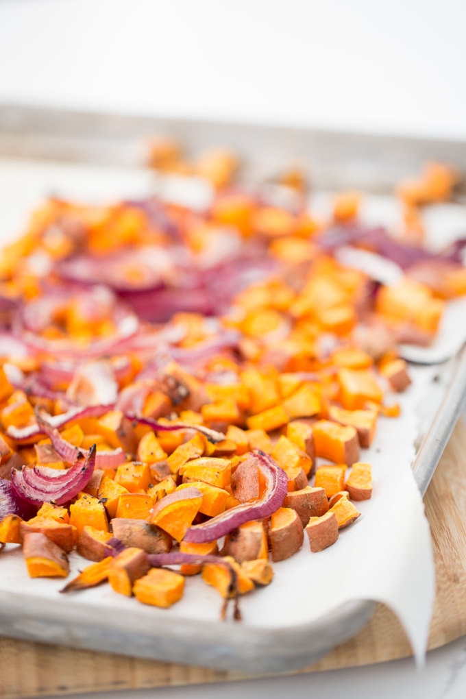 Receta de ensalada de otoño con aderezo honey-mustard vegano.