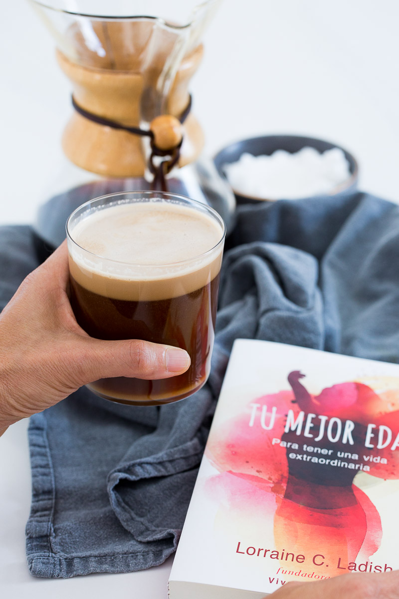 Receta de latte con leche de coco hecha en casa. Receta vegana super fáceil de hacermdemdos maneras.