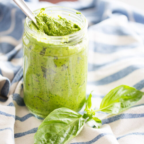 Receta de pesto clásico vegano. Pesto hecho con albahaca, perejil y piñones.