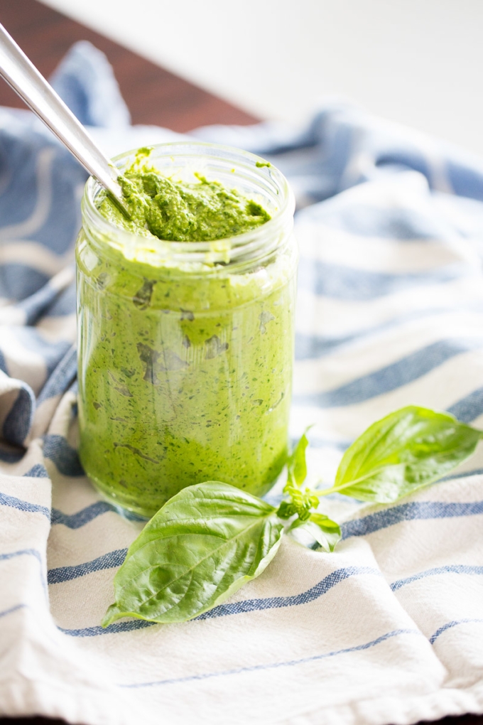 Receta de pesto clásico vegano. Pesto hecho con albahaca, perejil y piñones.