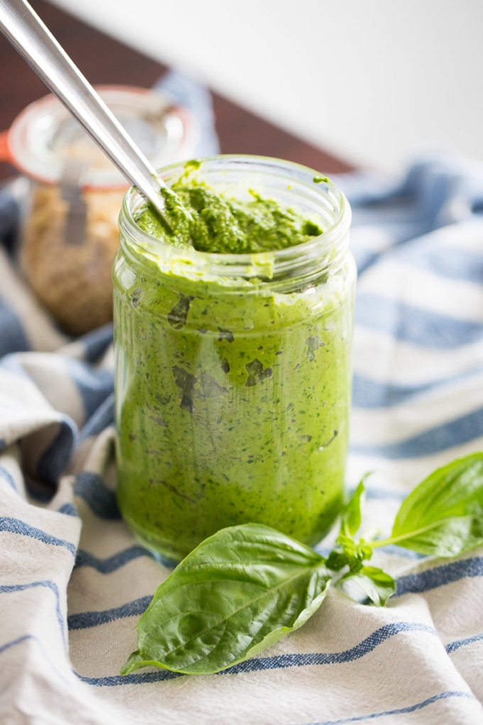Receta de pesto clásico vegano. Pesto hecho con albahaca, perejil y piñones.