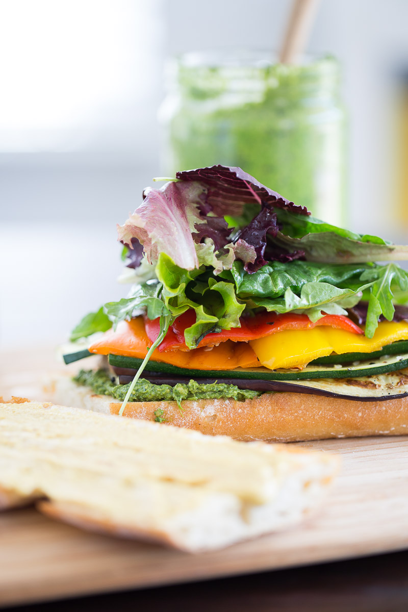 Sandwich de verduras asadas con pesto clasico vegano. Receta de sandwich vegano, delicioso y super fácil.