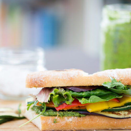 Sandwich de verduras asadas con pesto clasico vegano. Receta de sandwich vegano, delicioso y super fácil.