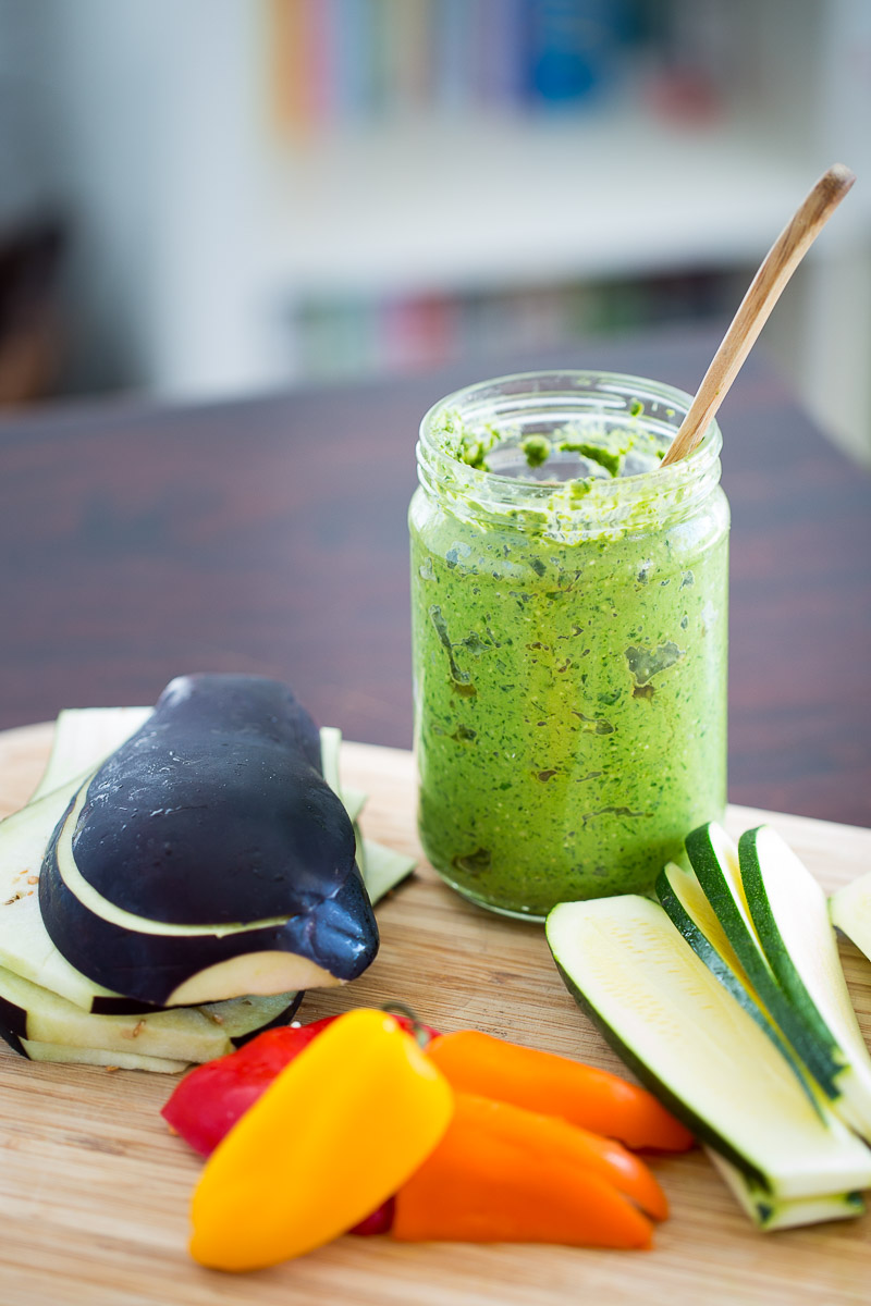 Sandwich de verduras asadas con pesto clasico vegano. Receta de sandwich vegano, delicioso y super fácil.