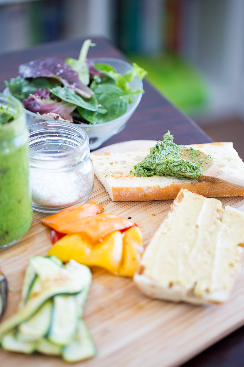 Sandwich de verduras asadas con pesto clasico vegano. Receta de sandwich vegano, delicioso y super fácil.