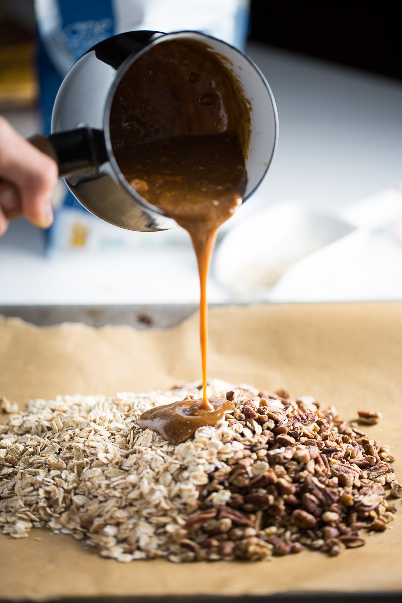 caramelo cayendo encima de avena para hacer granola