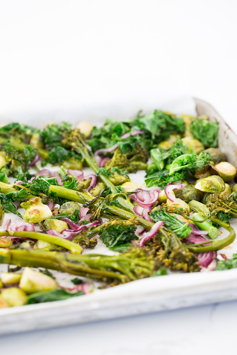 Receta de verduras de invierno rostizadas con aderezo de pimiento rojo y granos ancestrales.